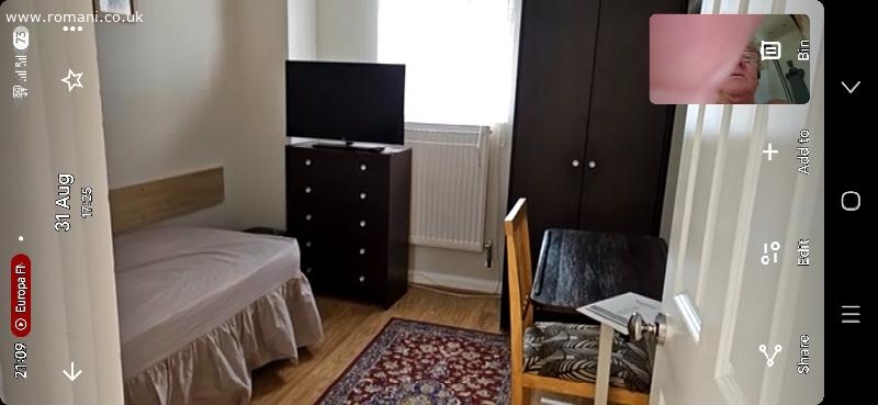 Ofer o camera medie pentru un baiat.