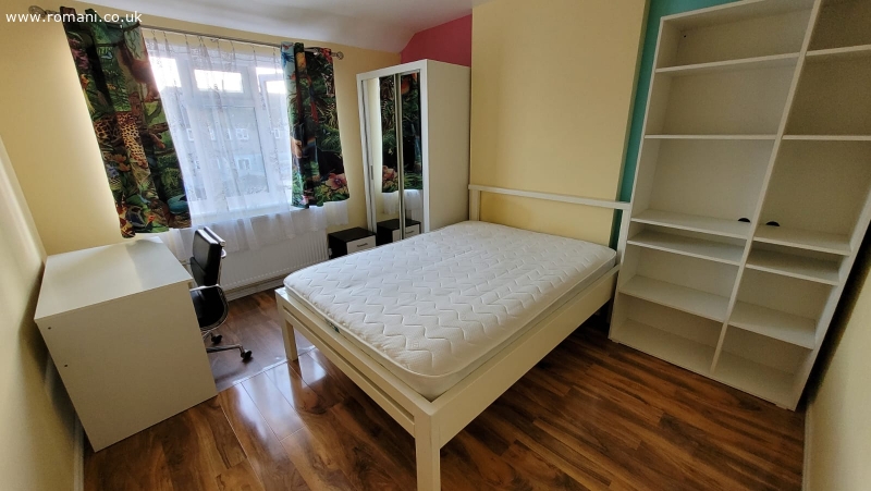 Ofer spre inchiriere camera dubla in Dagenham Heathway