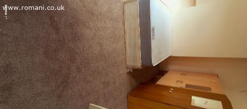 Spacious king size bedroom to let near iiford station